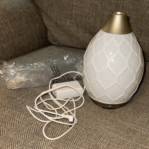 Young Living YL Essential Oils Desert Mist Ultrasonic Home Diffuser Vase Shaped - Picture 1 of 7